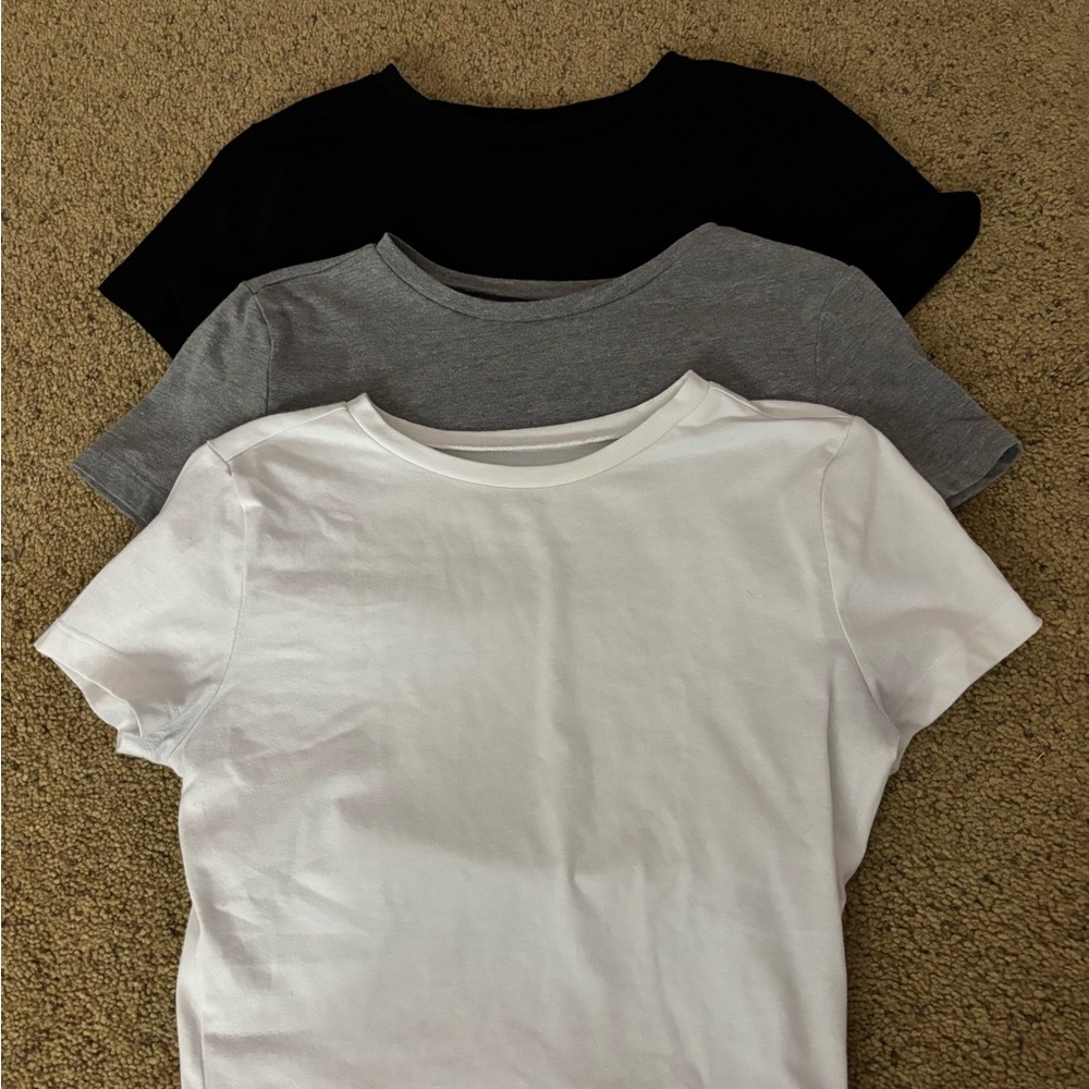 3-pack of white black and grey t shirts